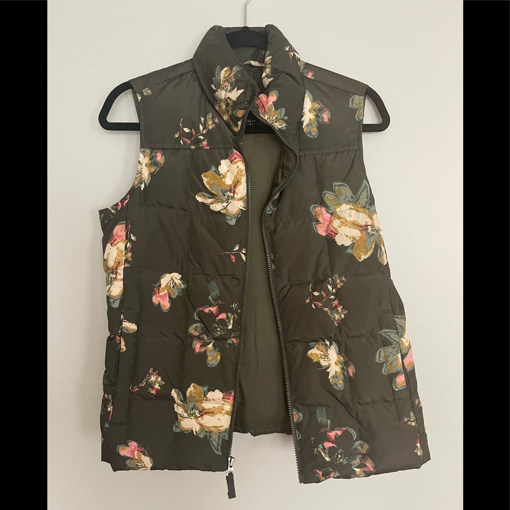 Land’s end down filled floral green clinched vest in XS